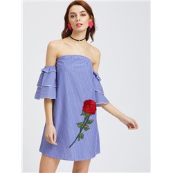 Синее модное платье в полоску с открытыми плечами