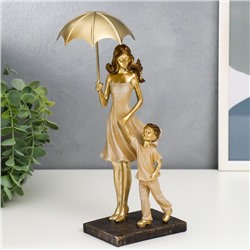 Сувенир полистоун "Мама с сыном на прогулке под зонтом" бежевый 28х11х8 см