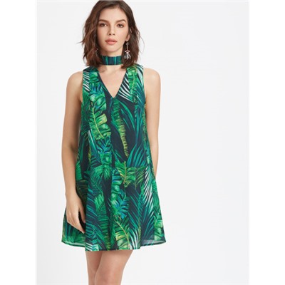 Зелёное модное платье с принтом и оригинальным вырезом
