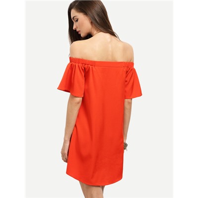 Красное платье с воланами с открытыми плечами