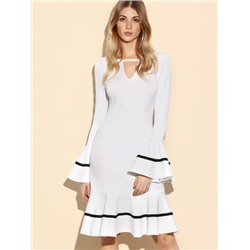 Белое модное платье с оборками