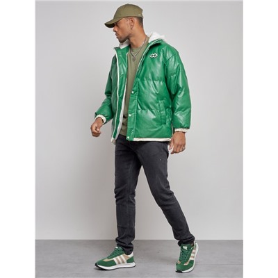 Куртка из экокожи мужская с плюшевым капюшон зеленого цвета 28132Z