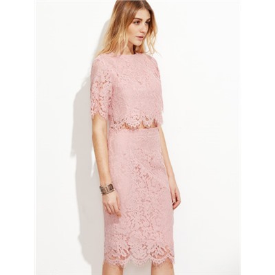 Розовое модное кружевное платье с разрезом