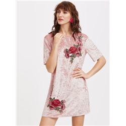 Розовое бархатное платье с цветочной вышивкой