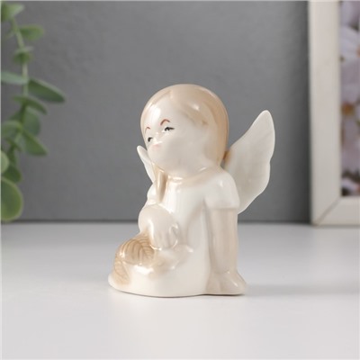 Сувенир керамика "Девочка-ангел в платье с листьями сидит" 5,8х3,5х7 см