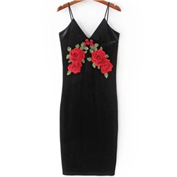 Чёрное бархатное платье с цветочной вышивкой на бретельке