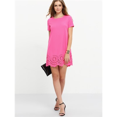 Ярко-розовое модное платье с ажурной отделкой