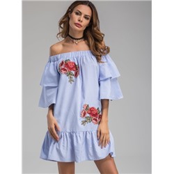 Модное платье в полоску с цветочной вышивкой и открытыми плечами