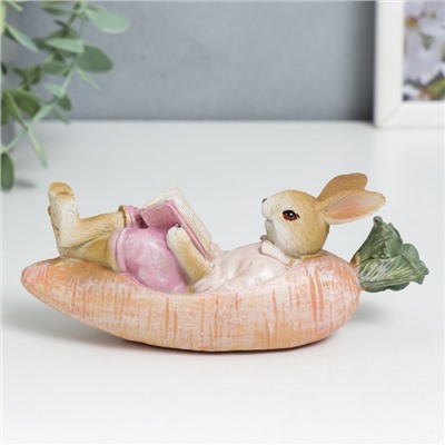 Сувенир полистоун "Кролик читают книгу в морковке лодке, с птичкой" 6х5х14,5 см