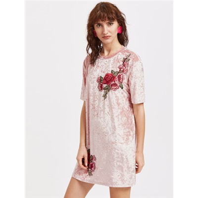 Розовое бархатное платье с цветочной вышивкой