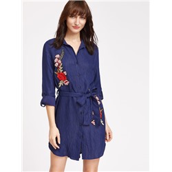 Тёмно-синее модное платье-рубашка с поясом и цветочной вышивкой