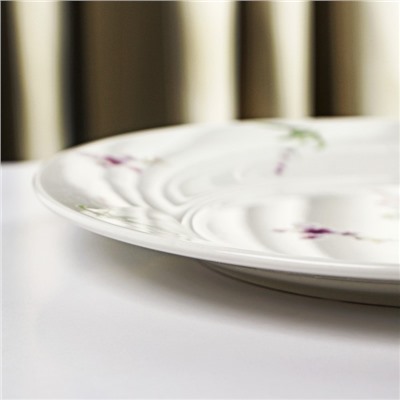 Тарелка фарфоровая обеденная Доляна «Лаванда», d=25.3 см, цвет белый