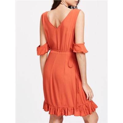 Оранжевое модное платье со сборкой и открытыми плечами