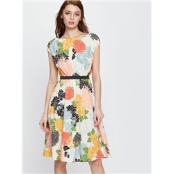 Многоцветное модное платье с поясом и цветочным принтом