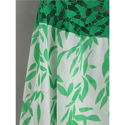Модная шифоновая блуза с принтом листьев и ажурной вставкой. овальный вырез