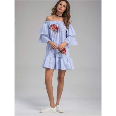 Модное платье в полоску с цветочной вышивкой и открытыми плечами