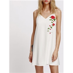 Белое модное платье с цветочной вышивкой