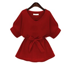 Красная модная блуза с поясом и V-образным вырезом