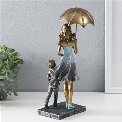 Сувенир полистоун "Мама с сыном на прогулке под зонтом" синий 28х11х8 см