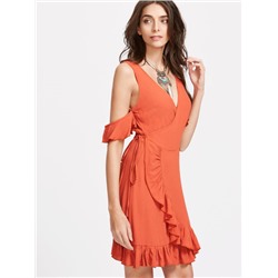 Оранжевое модное платье со сборкой и открытыми плечами