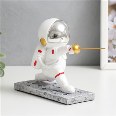 Сувенир полистоун "Космонавт со шпагой - выпад" белый с золотом 23х7х14,5 см