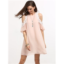 Розовое платье с открытыми плечами с кружевной вставкой