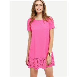 Ярко-розовое модное платье с ажурной отделкой