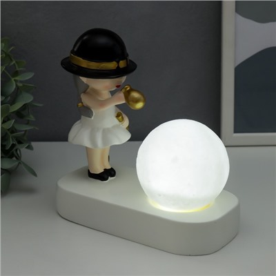 Сувенир полистоун свет "Малышка в чёрной шляпке, с золотым пузырём у шара" 16,5х8х16 см