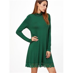 Зелёное платье с кружевной оборкой