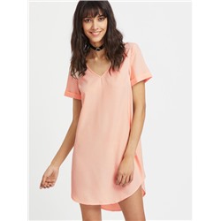 Розовое асимметричное платье с V-образным вырезом