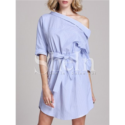 Синее полосатое платье с открытыми плечами с воланами рукавами