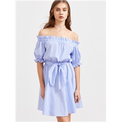 Синее модное платье в полоску с поясом и открытыми плечами