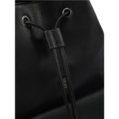 Чёрный кожаный рюкзак с пряжками