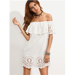 Белое модное платье с воланами с открытыми плечами