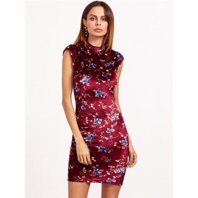 бордовое модное платье-футляр с цветочным принтом