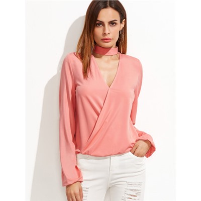 Розовая модная блуза с оригинальным вырезом