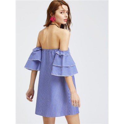 Синее модное платье в полоску с открытыми плечами