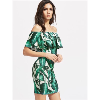 Зелёное модное платье с графическим принтом и открытыми плечами