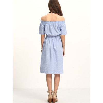 Светло-синее длинное полосатое платье с открытыми плечами