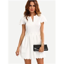 Белое модное платье с фестонами