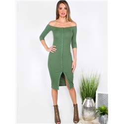 Зелёное облегающее платье с открытыми плечами с разрезом
