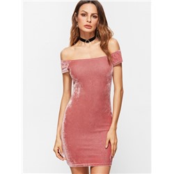 Розовое бархатное платье с открытыми плечами