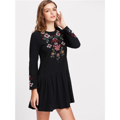Чёрное модное платье с цветочной вышивкой